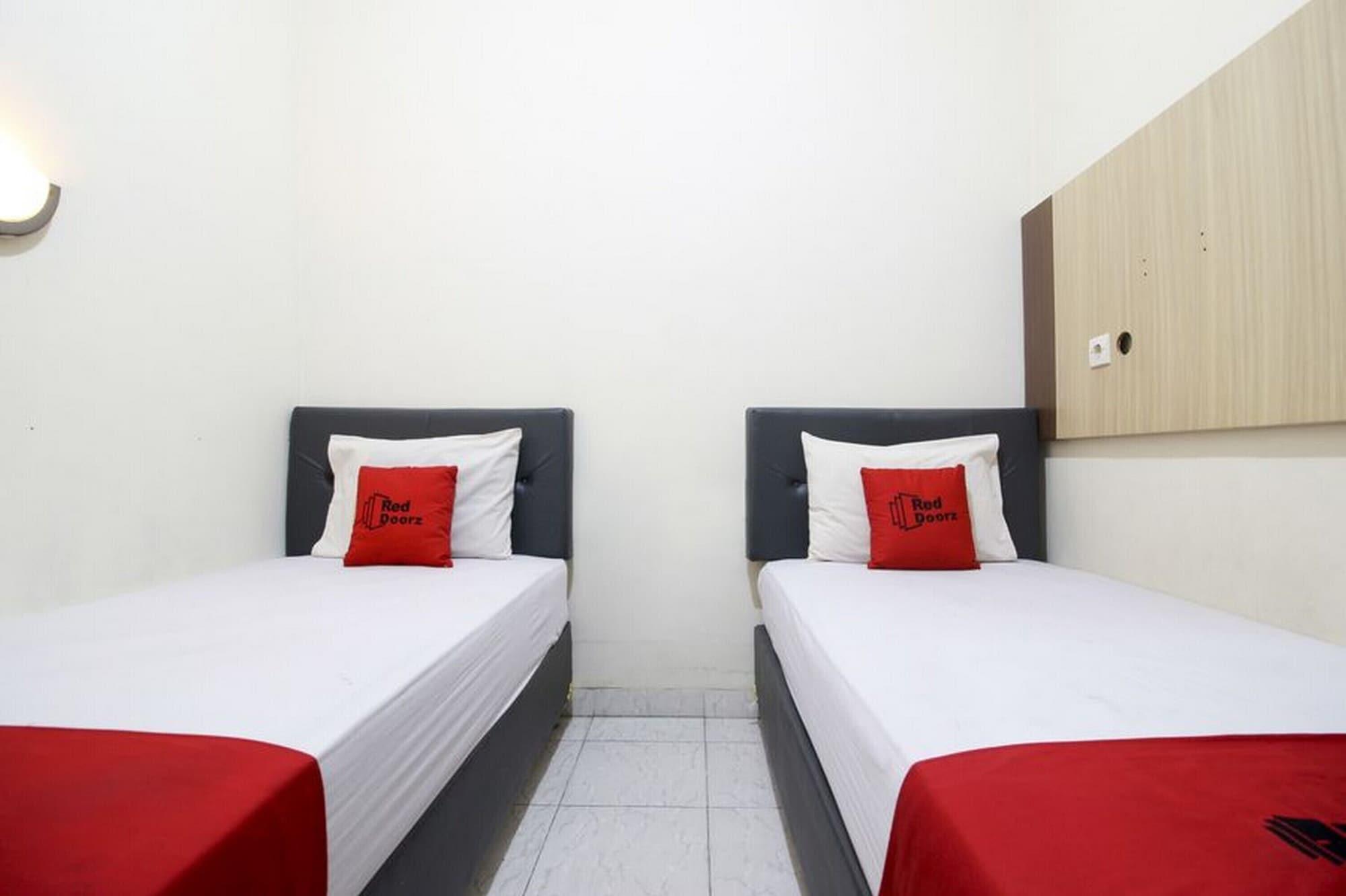 Reddoorz Plus Near Stadion Mandala Krida Yogyakarta Exteriér fotografie