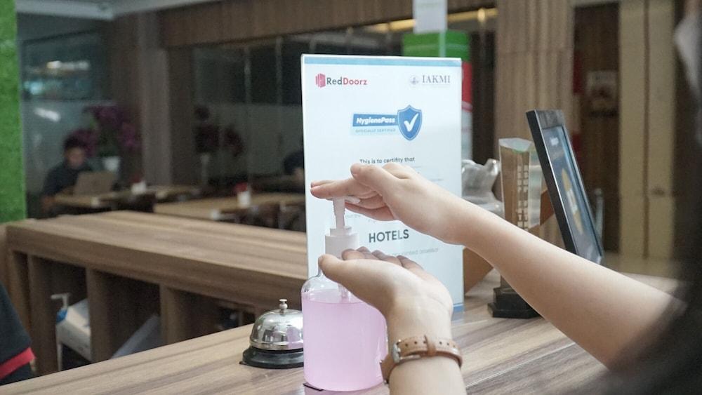 Reddoorz Plus Near Stadion Mandala Krida Yogyakarta Exteriér fotografie